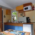 Les Paillotes مكان تخييم