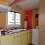 Les Paillotes مكان تخييم *